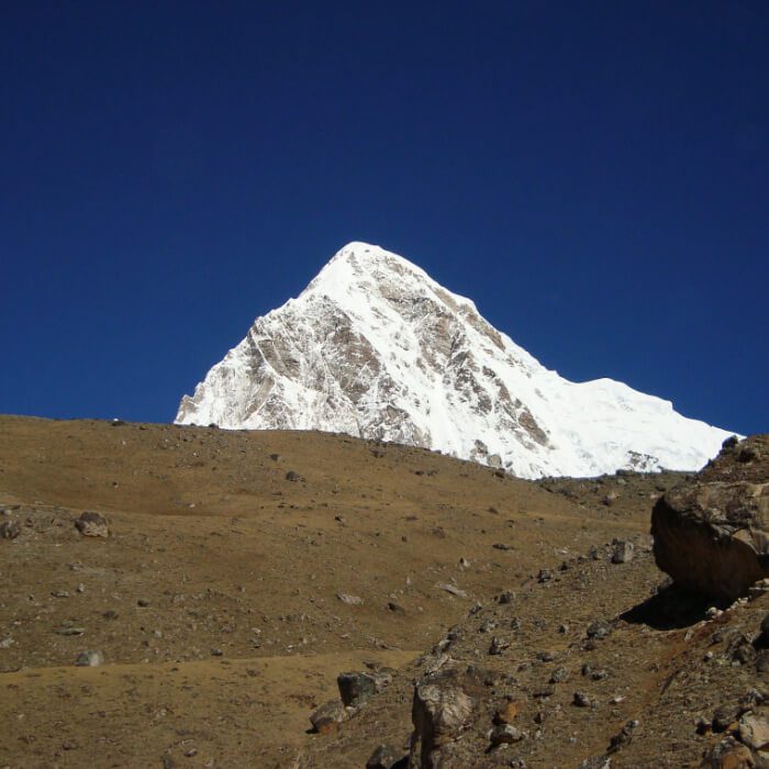 Mt Pumori seen from the way to Lobuche